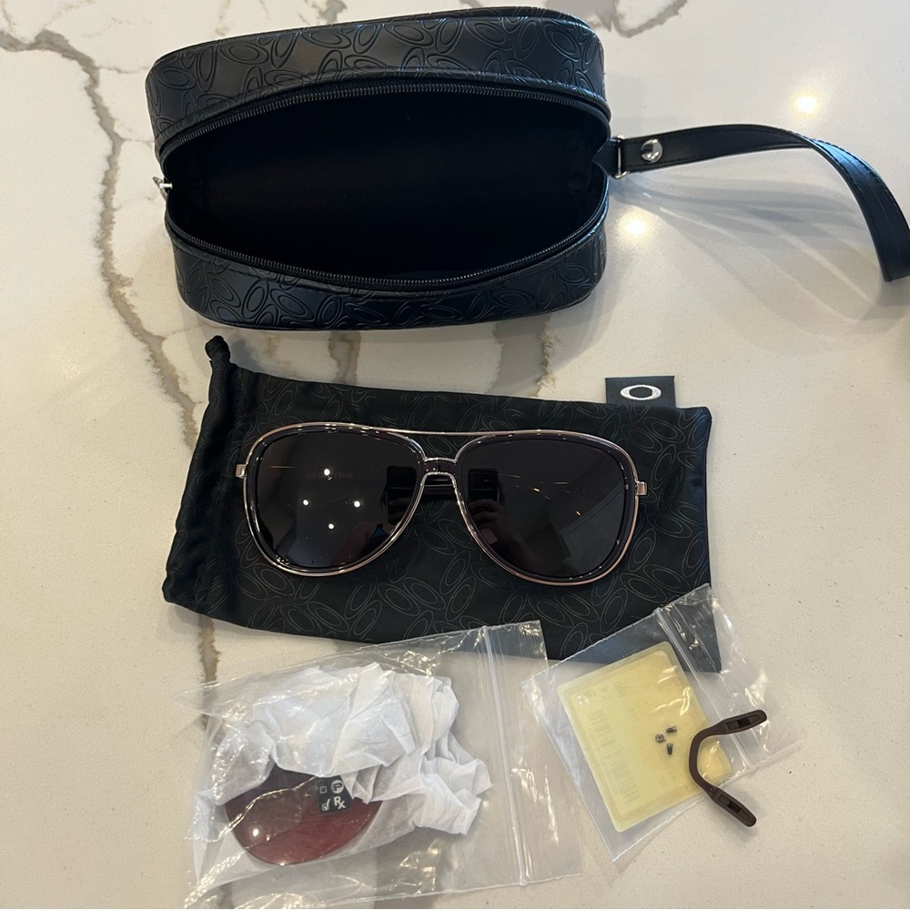 Oakley SPLIT TIME Women’s Aviator Sunglasses with Case